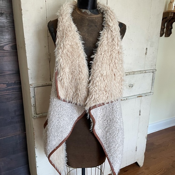 Love Tree Faux Fur Sherpa Vest - Picture 2 of 7